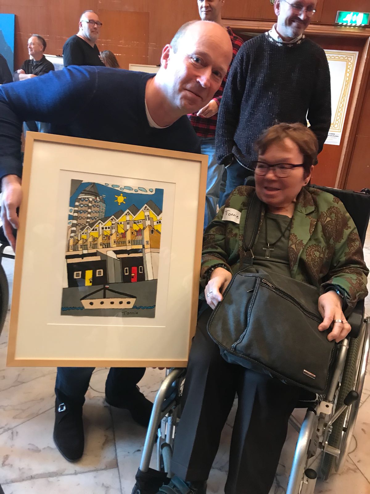 Het werk van kunstenaar Tonnie met een beperking wordt geveild op de Buitengewone kunstveiling in Rotterdam