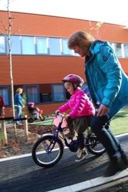 Kind fietst in de revalidatietuin in Utrecht