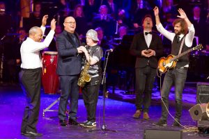 Wimpie en De Dominos met-Paul de Leeuw en Frank-Ebbe op het podium tijdens het KnoopGala