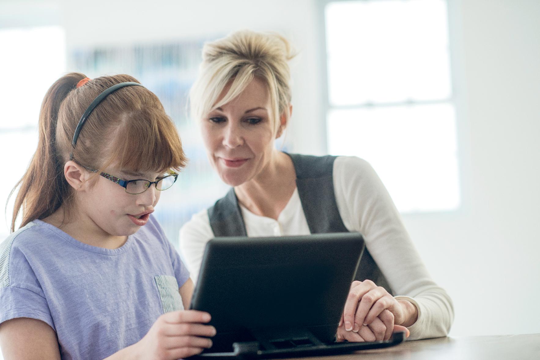 Meisje verstandelijke beperking met begeleider aan de slag met social media training