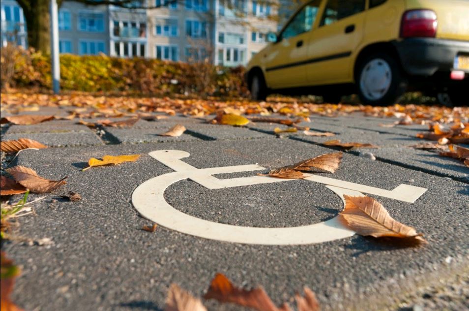 Parkeerplaats minder validen