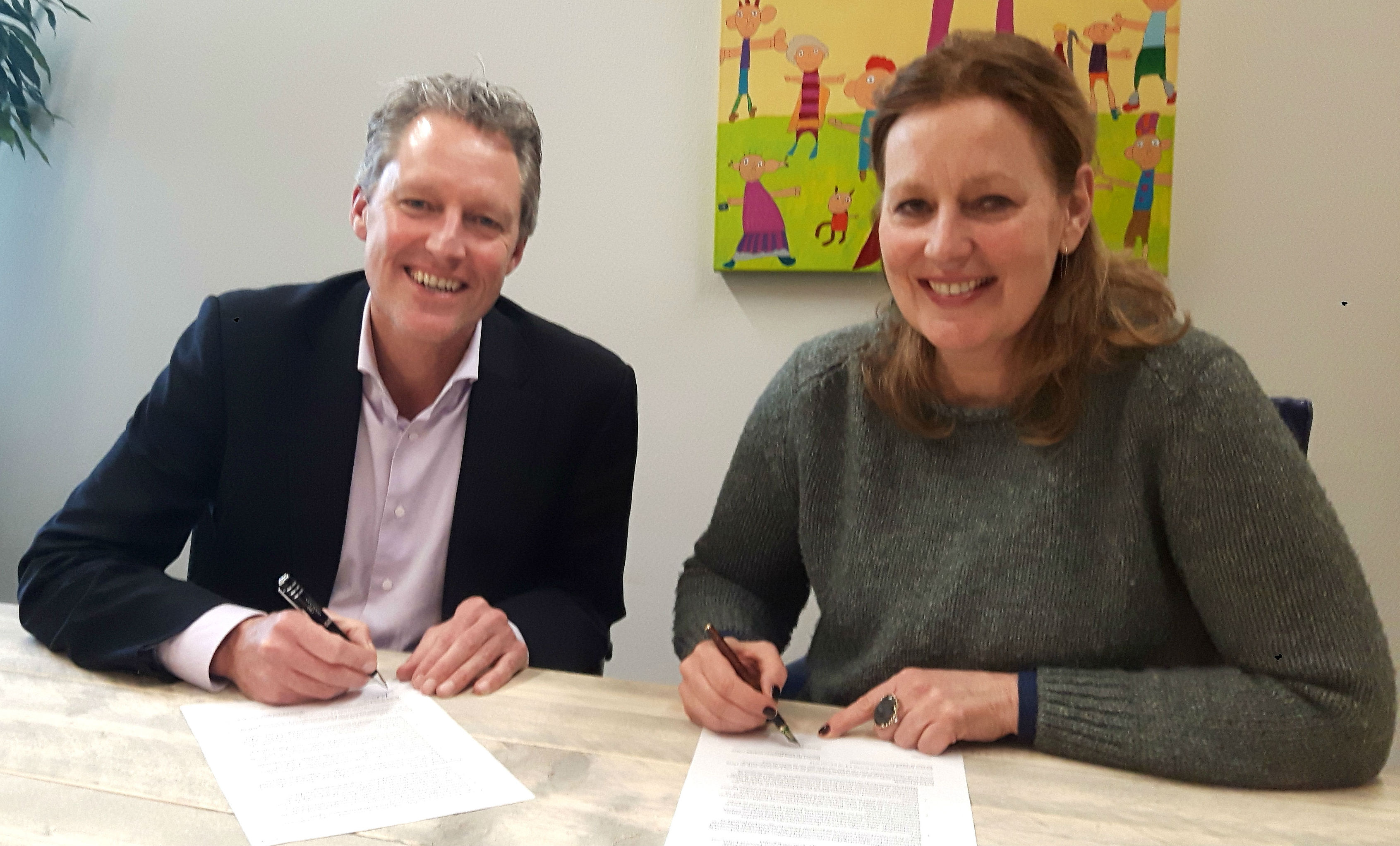 Tekenen overeenkomst samenwerking door Danielle Schutgens Directeur HandicapNL en Directeur Triathlon Veenendaal