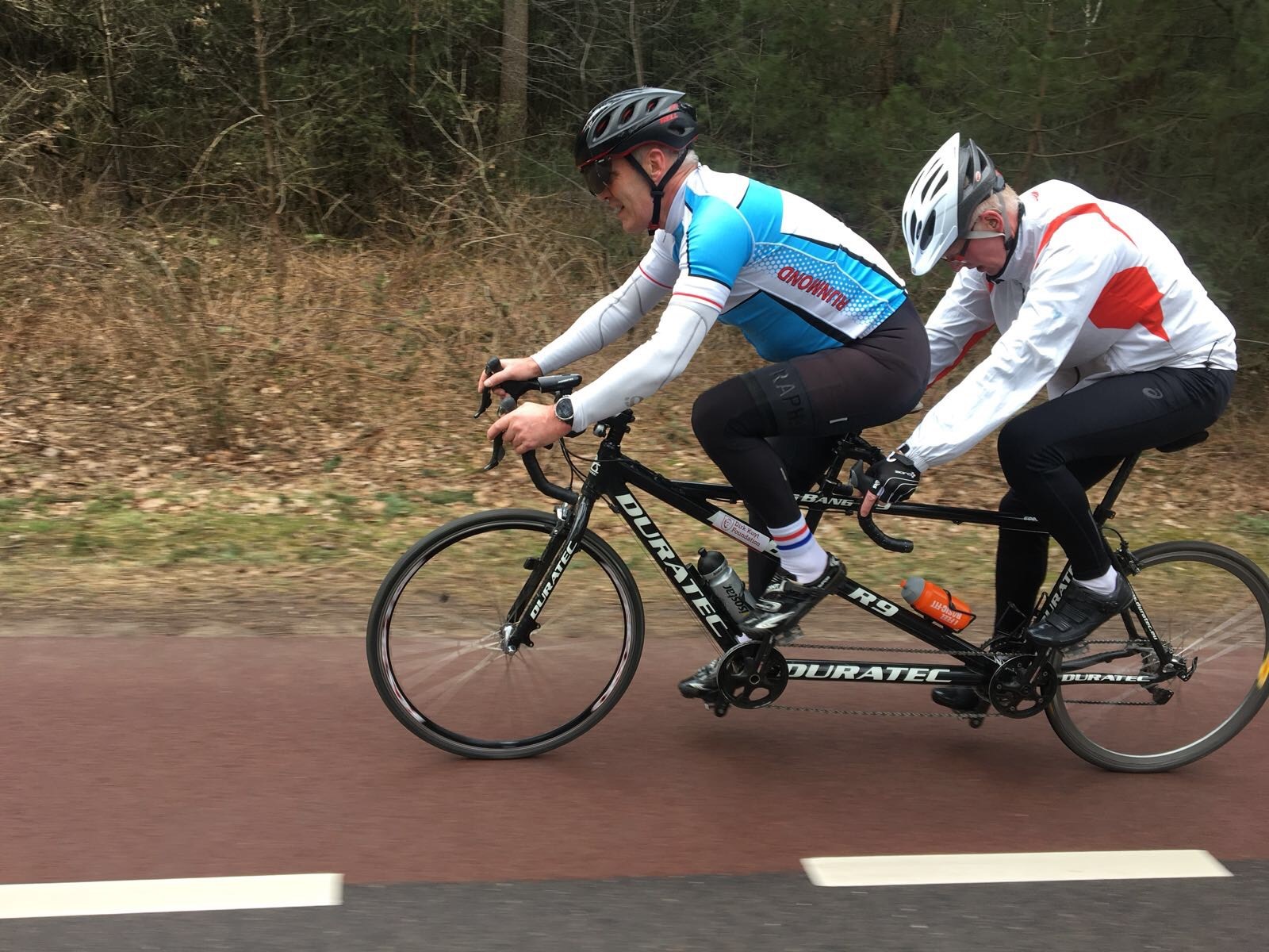 Triatleet met een visuele beperking op een tandem tijdens de Triatlon Veenendaa