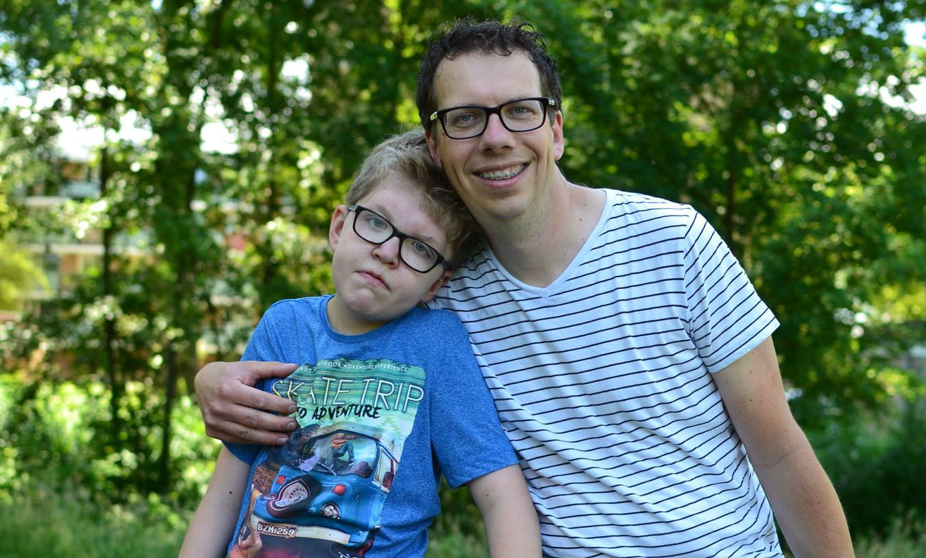 Jeroen met zijn zoon Teun die een verstandelijke beperking heeft