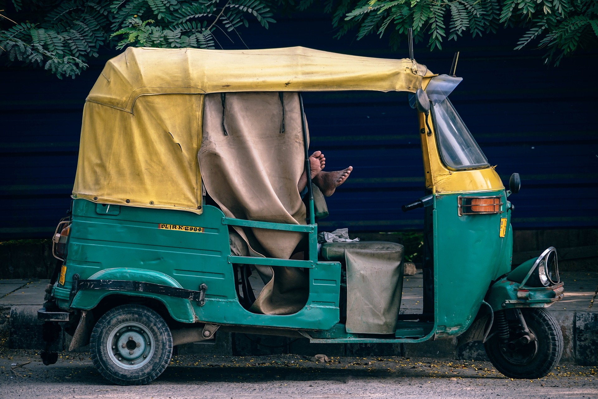 Aziatische tuktuk op de weg