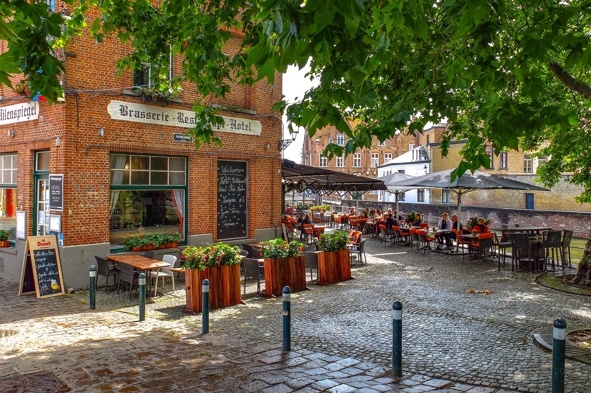 Gezellig dorpsplein met cafe