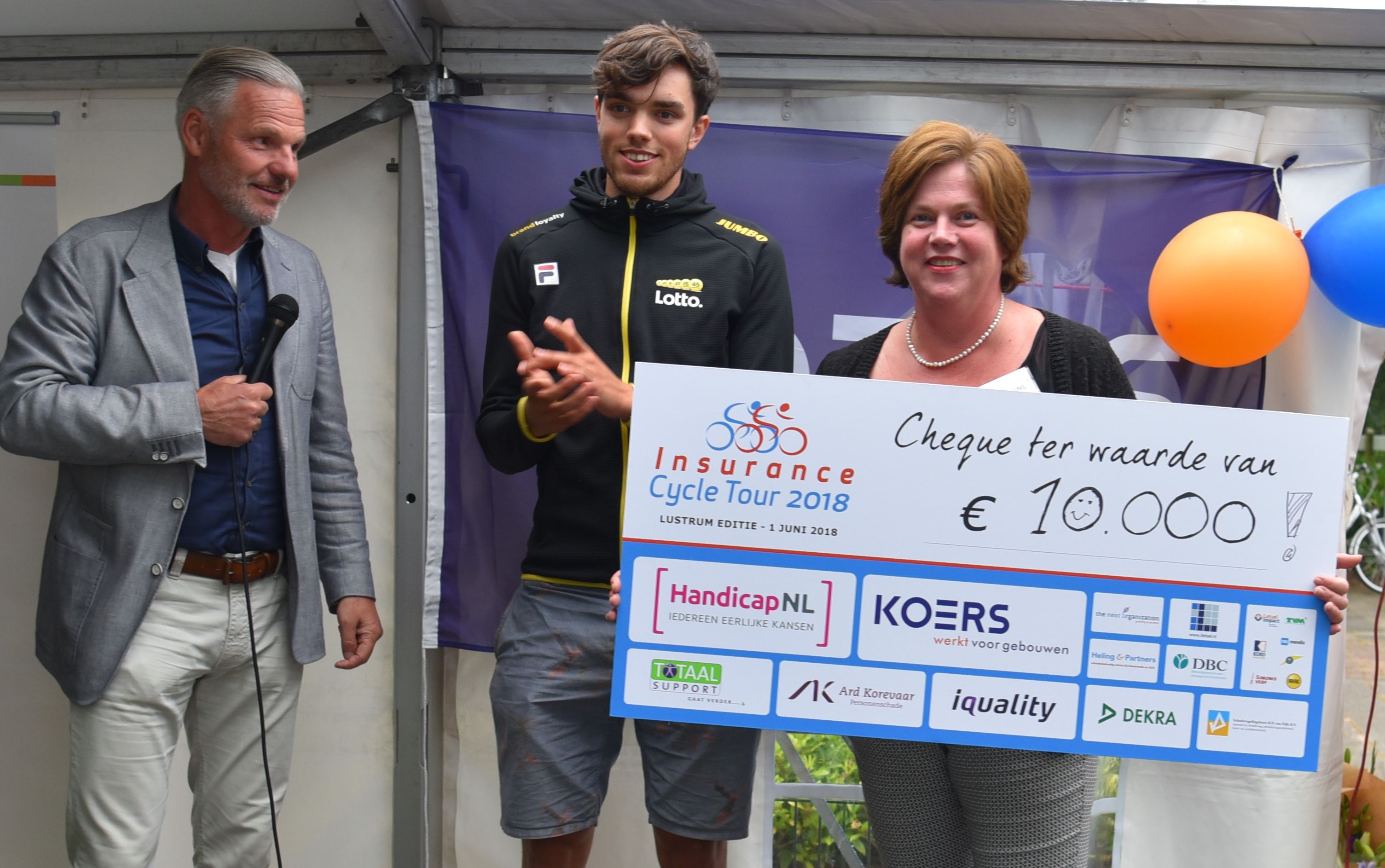 Linda Ostendorp medewerker HandicapNL met de check van de Insurance Cycle Tour 2018