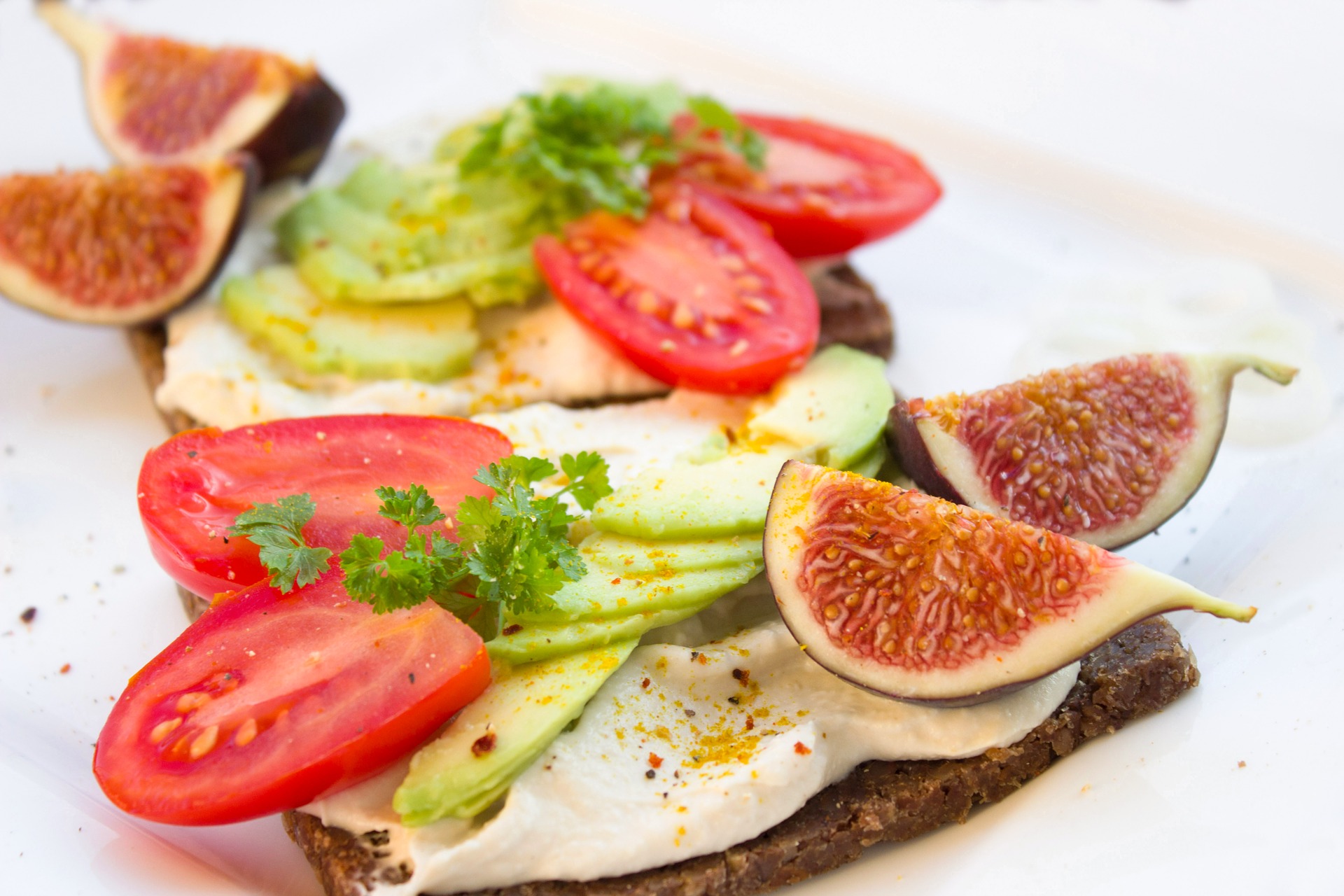Roggebrood met kipfilet, avocado, tomaat en vijgen