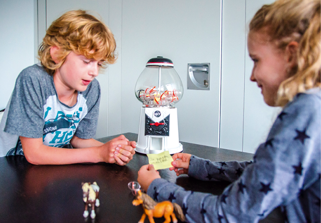 Kauwgumballenautomaat en robotbal voor de ontwikkeling van kinderen