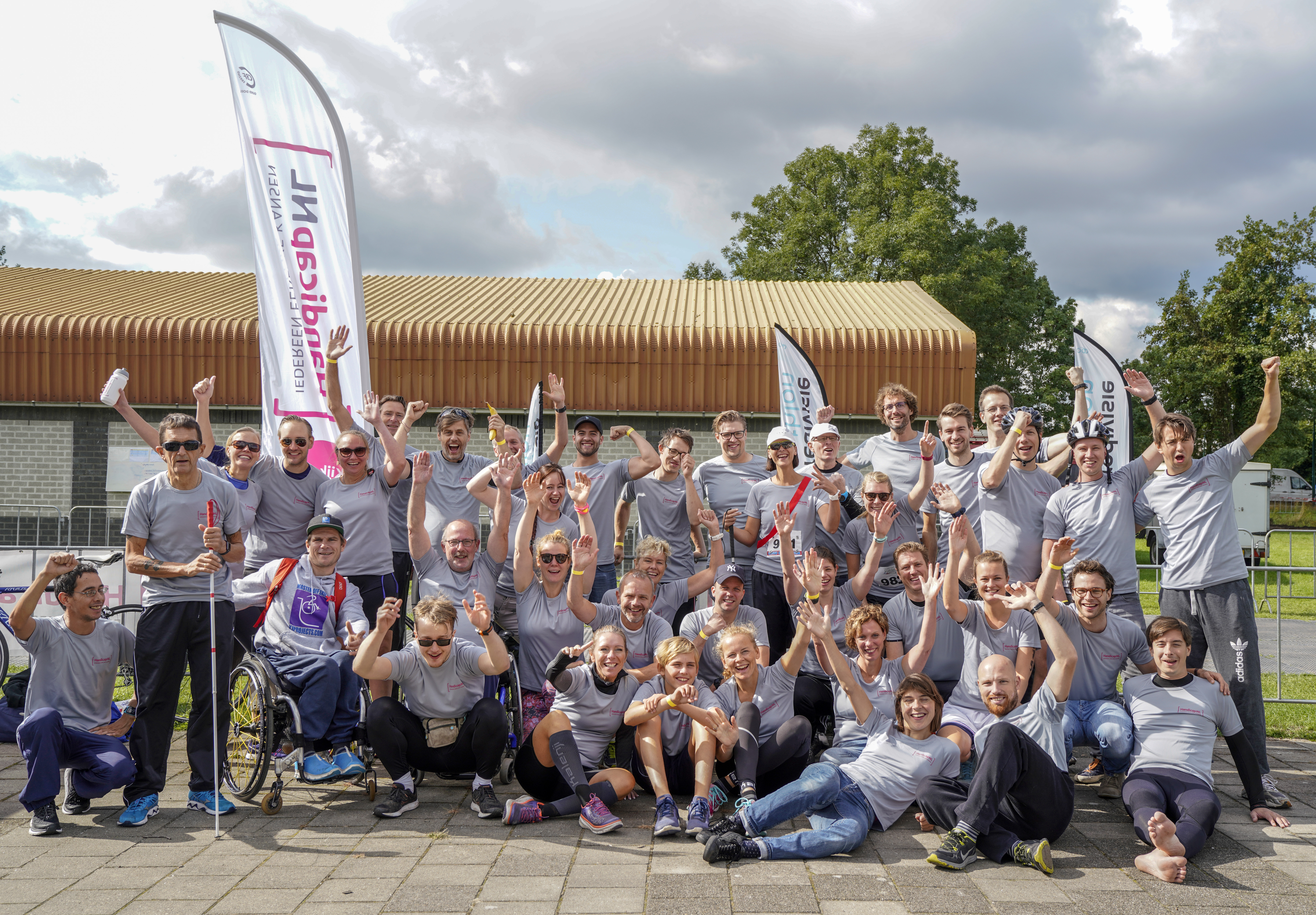 Groepsfoto van de deelnemers aan de Sponsor Team Triathlon serie van HandicapNL tijdens Triathlon Veenendaal.
