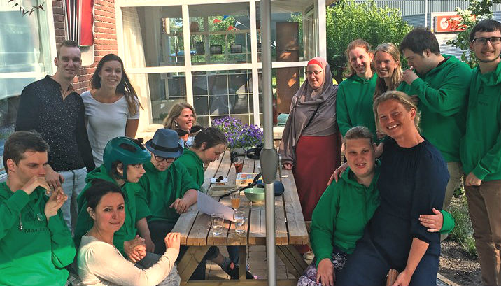 Groep mensen bij picknicktafel bij ZilverEsdoorn.