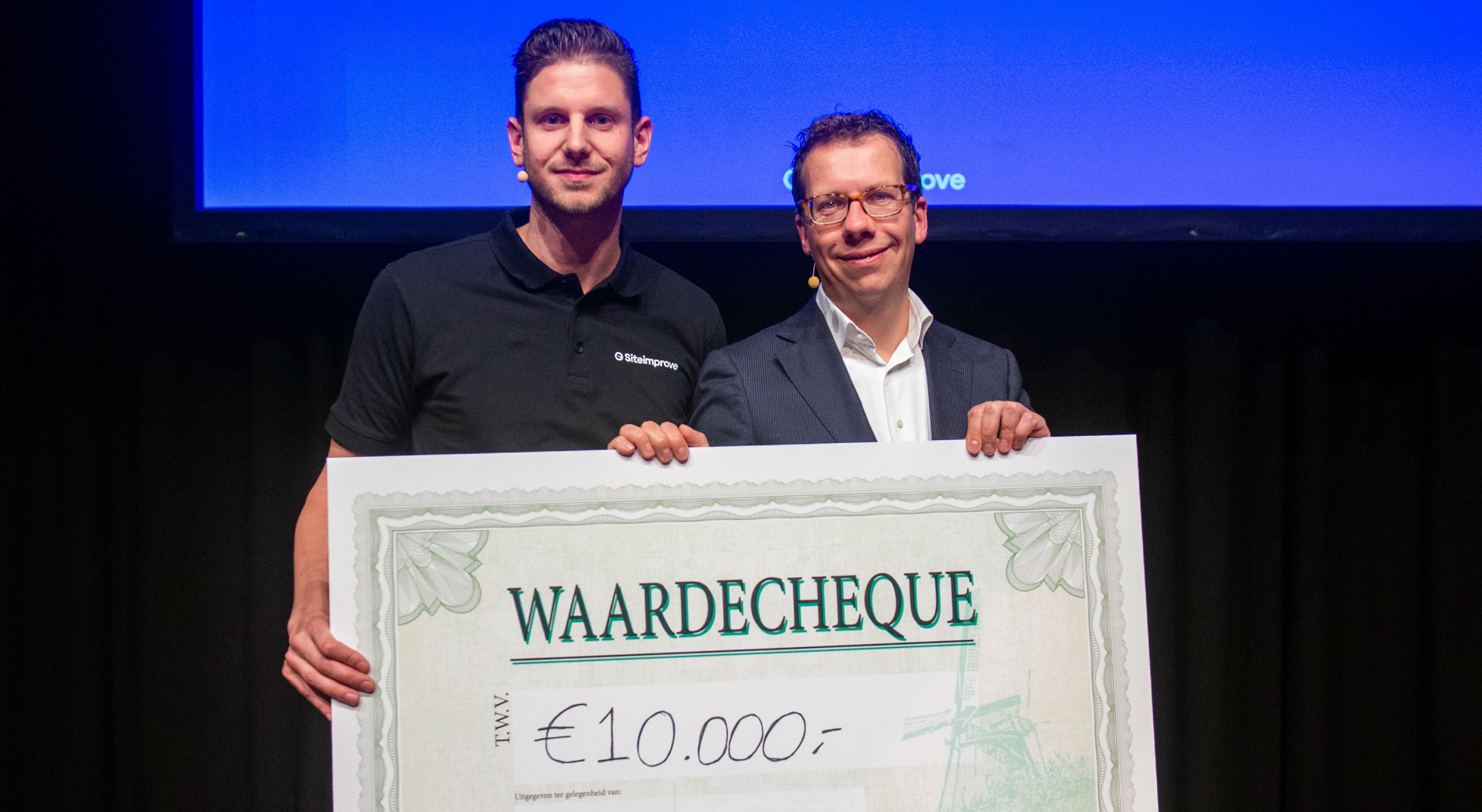 Auke Grondsma en Jeroen van de Koppel met de cheque van tienduizend euro tijdens Web Accessibility Live.
