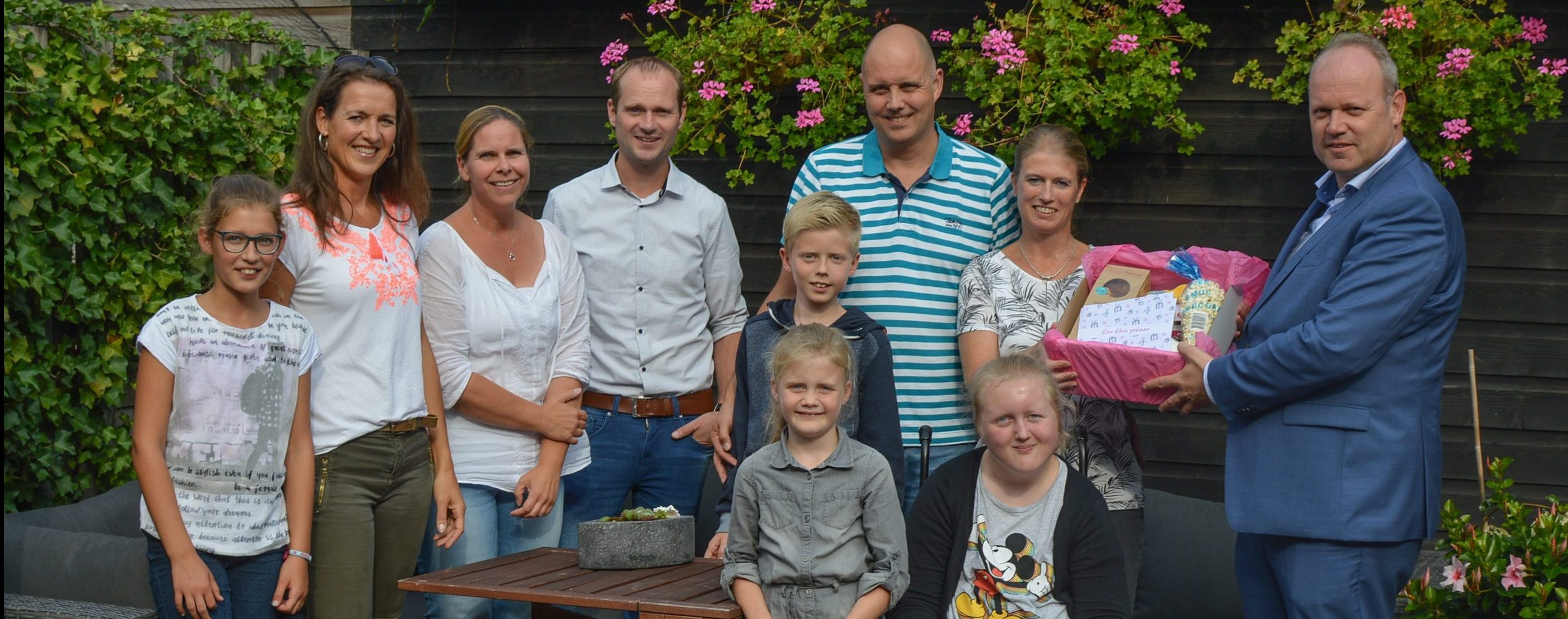 De familie Reddering samen met wethouder Tigelaar en de buren de hun het Gebaar van Waardering zo gunnen.