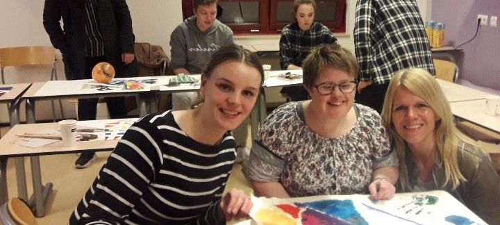 Twee buddies werken samen 