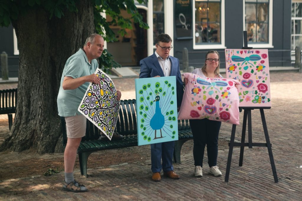 Arie, Patrick en Martine tijdens de fotoshoot met hun kunstwerk