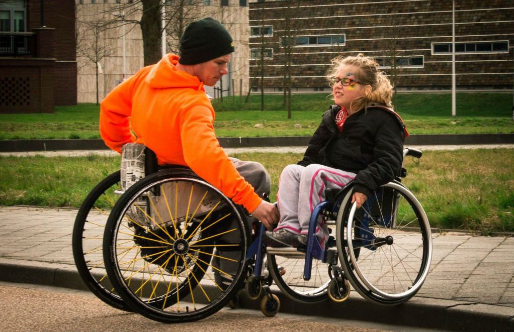 Kees-Jan van Klooster en een leerling tijdens een training van Roll4Kids.