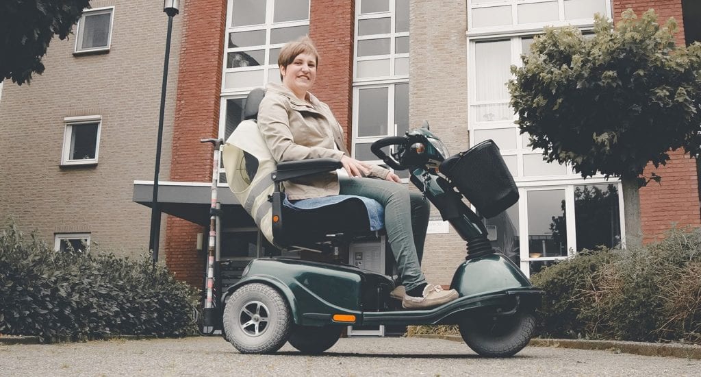 Naomi Lindelauf in haar elektrische rolstoel