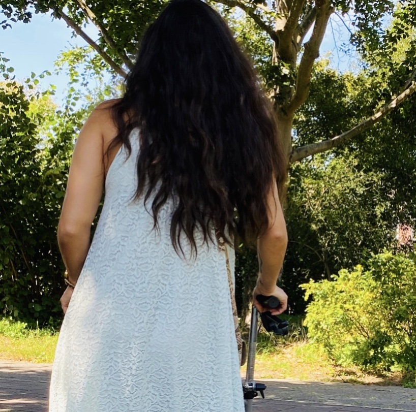 Rachel met haar rollator.