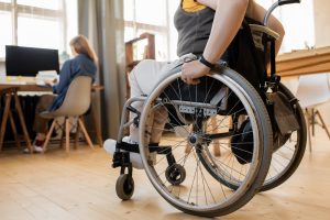 World Smile Day - vrouw in rolstoel op werk