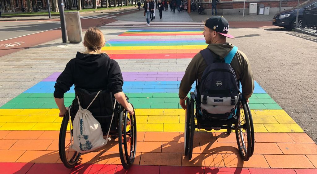 Twee rolstoelgebruikers op het zebrapad in Den Bosch