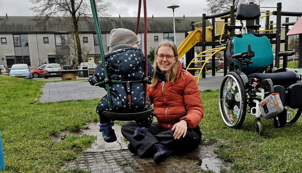 Tamar met kind in de speeltuin