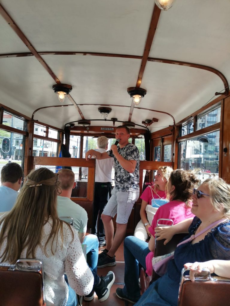 Buddy Mathijs gidst tijdens de tramtour van stichting RoMeO