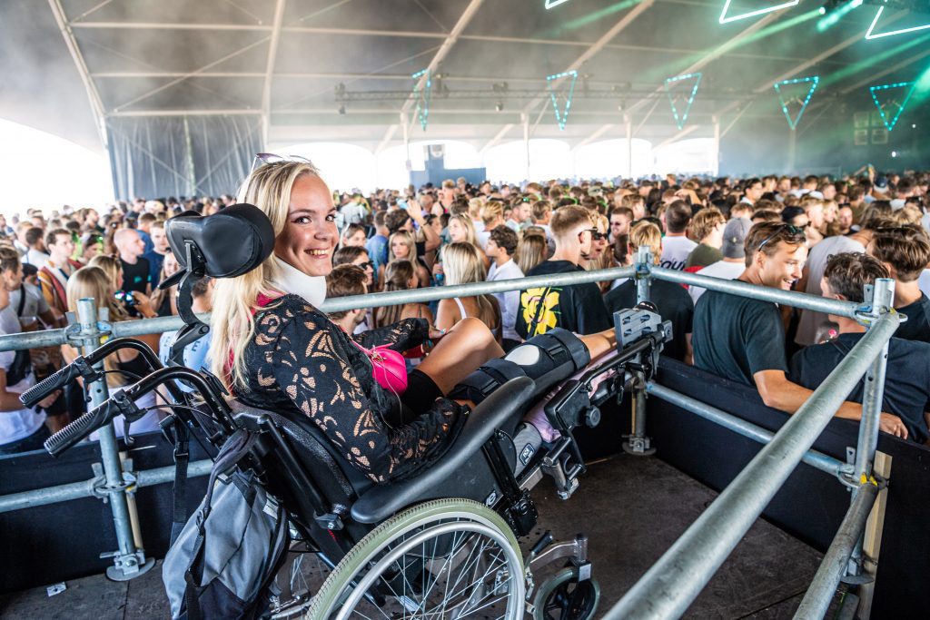 Meisje in een rolstoel op een festival
