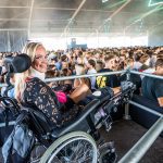 Meisje in een rolstoel op een festival