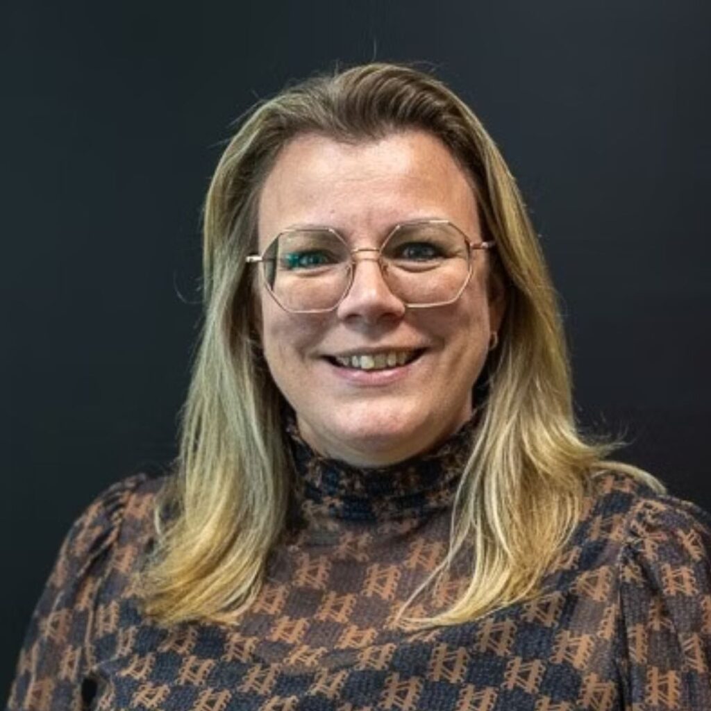 Portret van Mariam Bouwens, HR-directeur bij Van Raam.