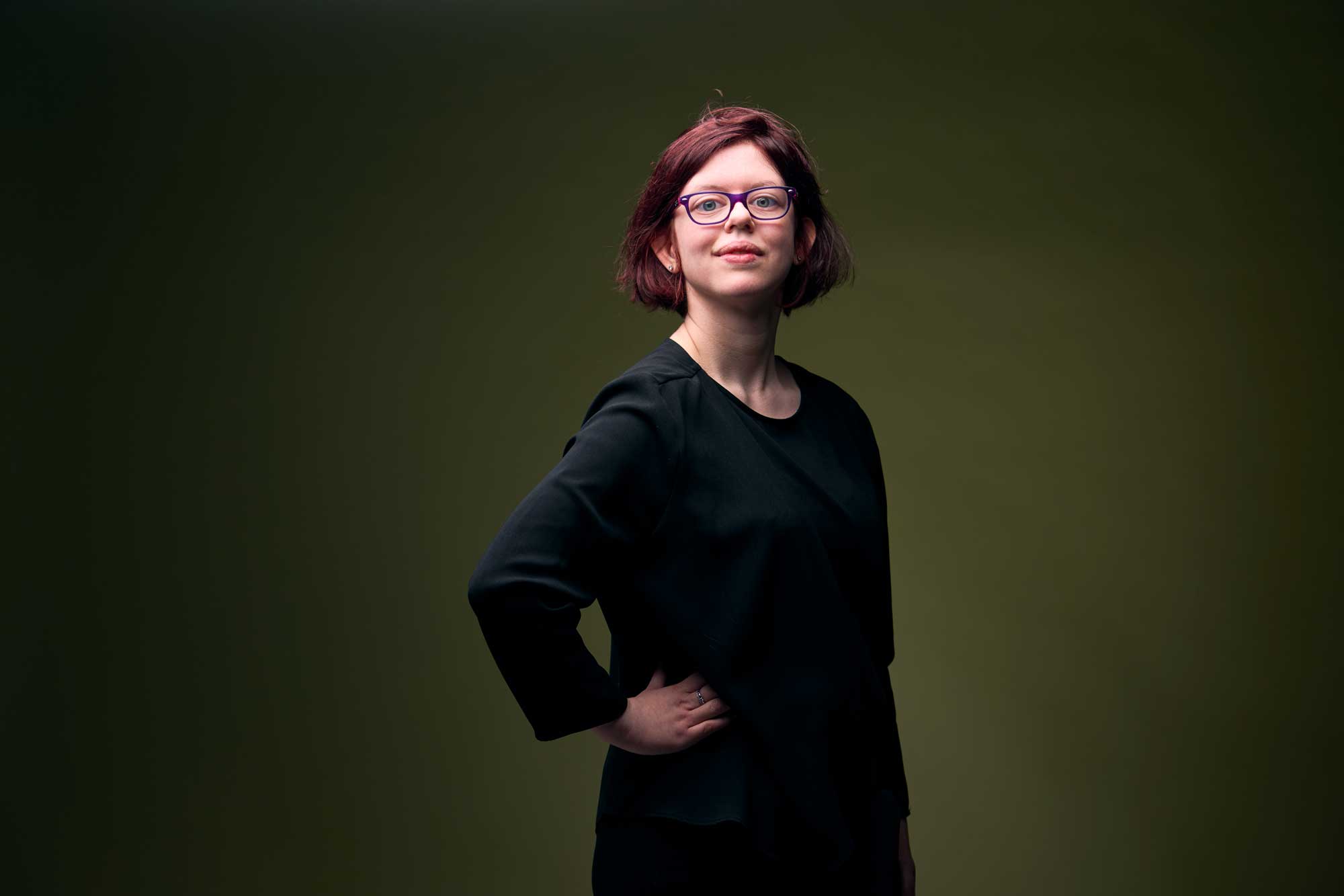 Vrouw in zwarte kleding