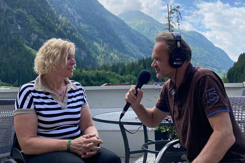 Casper van Koppenhagen maakte een podcastserie over de HandbikeBattle|Deelnemers rijden voorbij met hun handbike