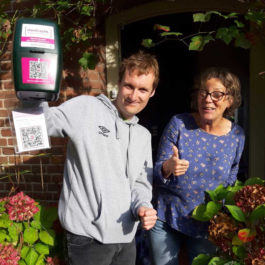 Langs de deuren met de collecte van HandicapNL||Icoon met een uitroepteken|Diny samen met paarden en de Gravenruiters