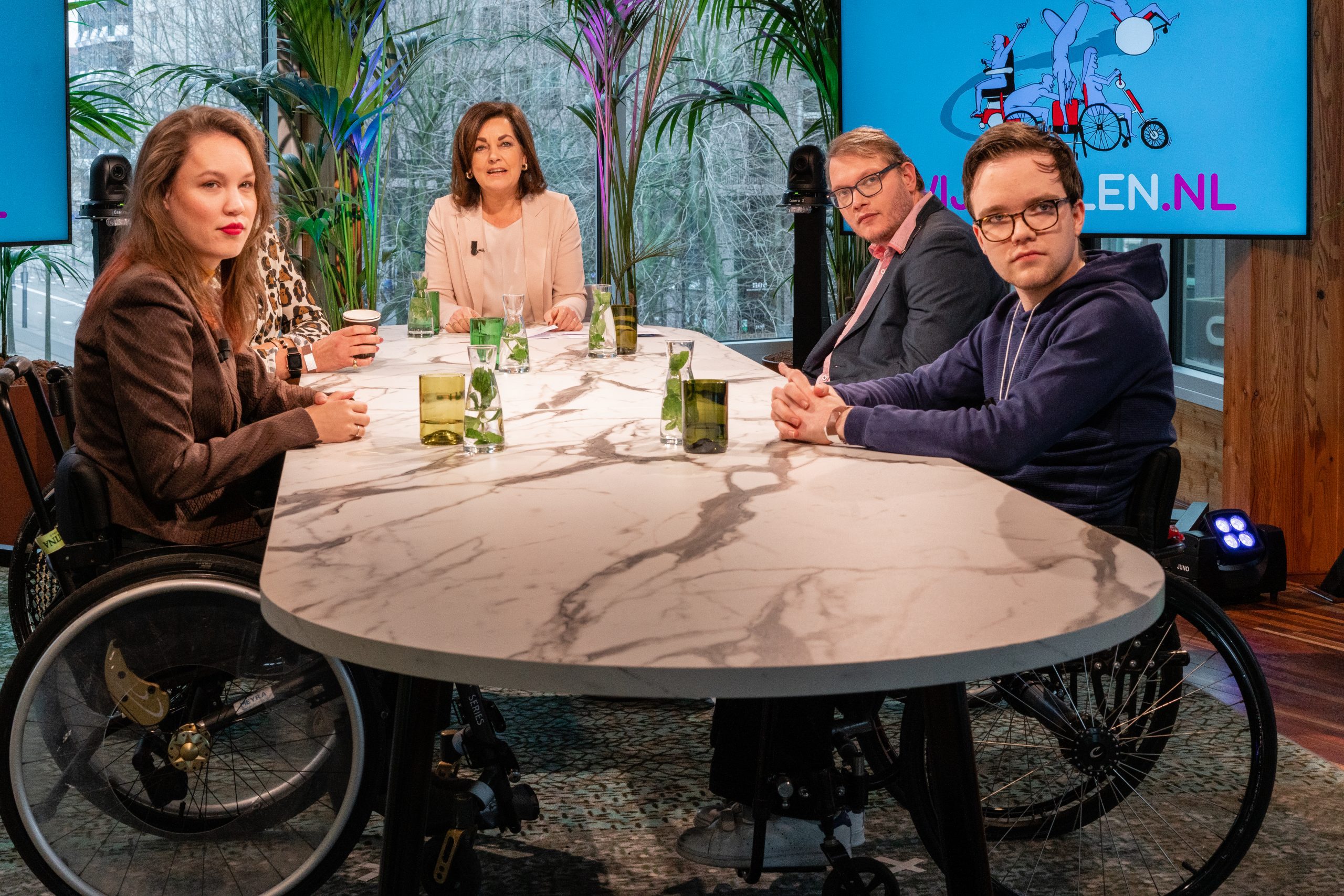 Rollers te gast in talkshow|Mensen met een handicap op tv|tv met rolstoel