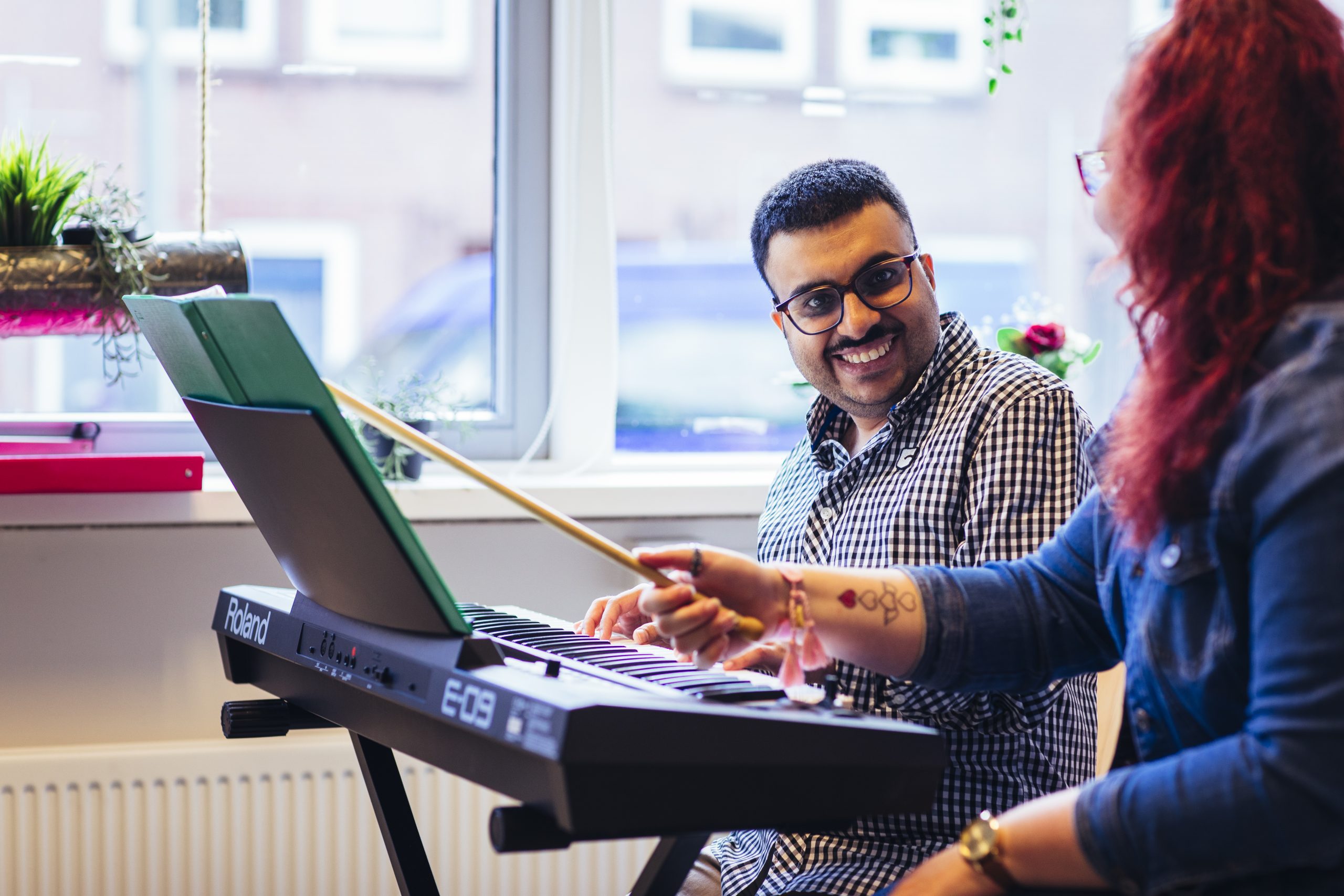Dhiraj kan muziek maken dankzij Klein Geluk|