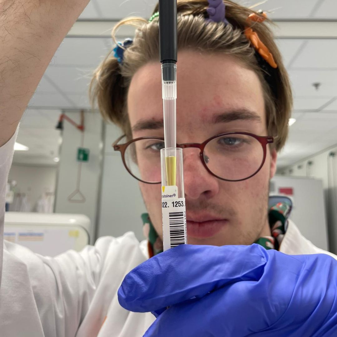 Emanuel in een lab aan het werk na hersenletsel|||