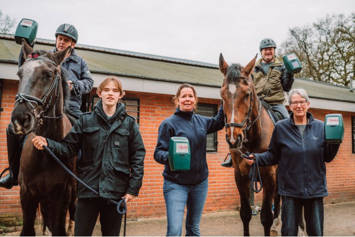 Diny samen met paarden en de Gravenruiters|