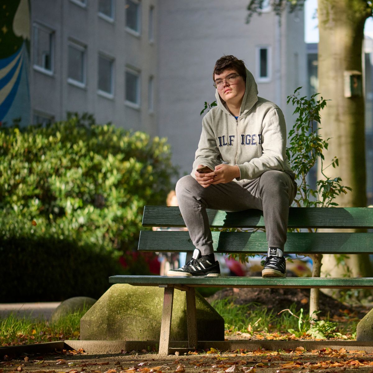 Lieuwe op een bank|
