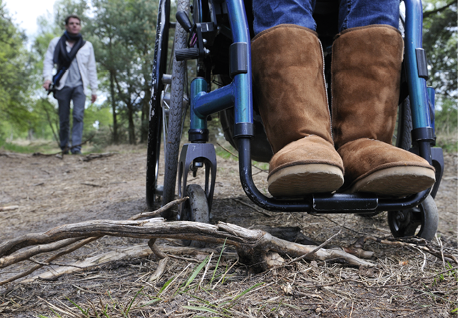 Met een rolstoel de natuur in.||Wandelroute bij de Hompesche Molen in Stevensweert.