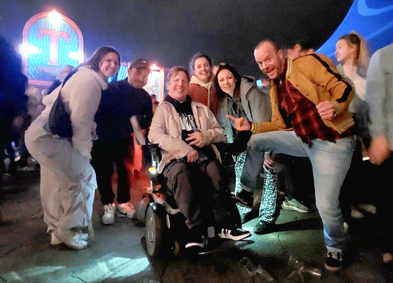 Paaspop groepsfoto festivalgangers||||||