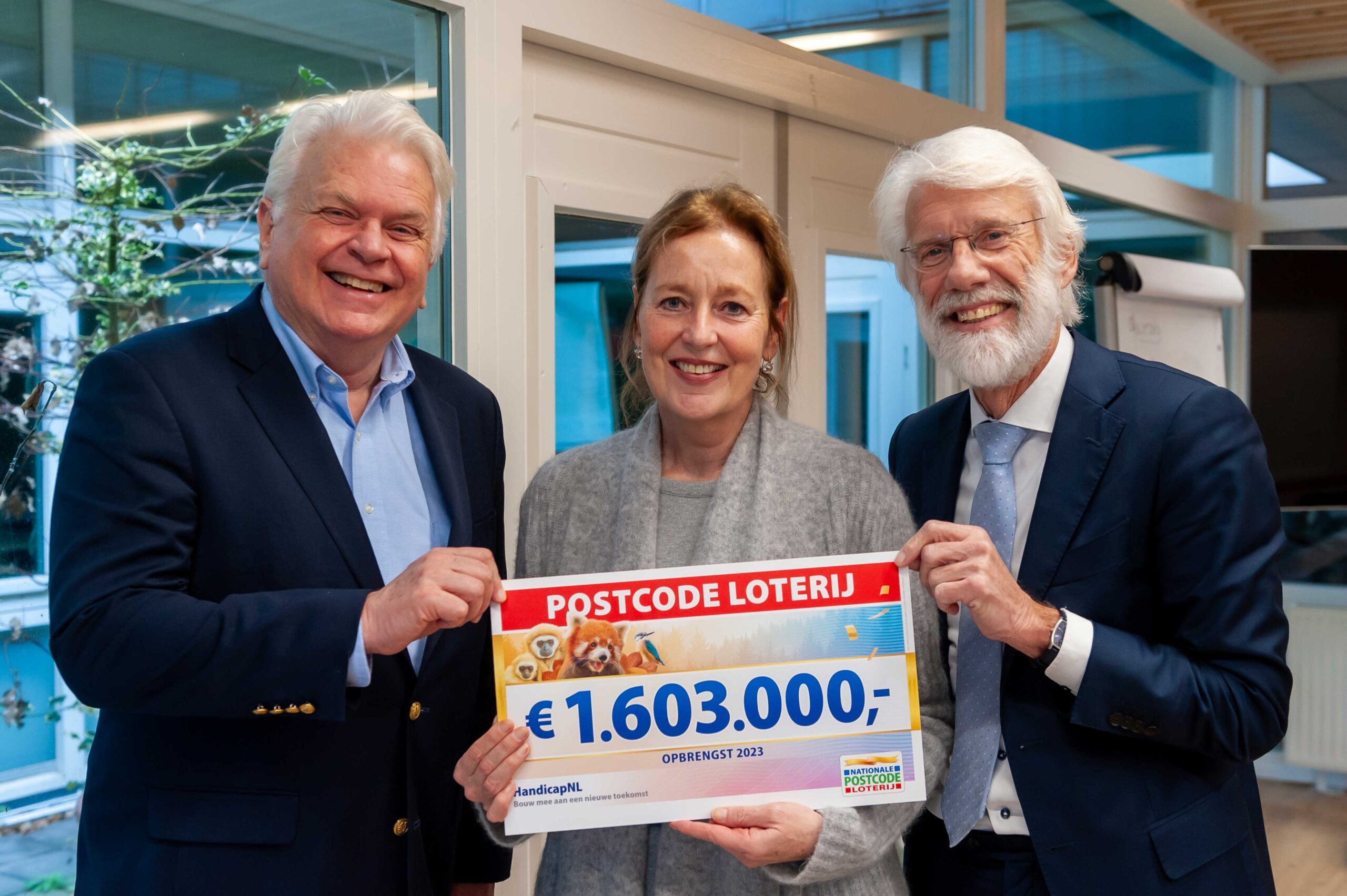 Overhandiging cheque voor drie nieuwe Erik Scherder Huizen|