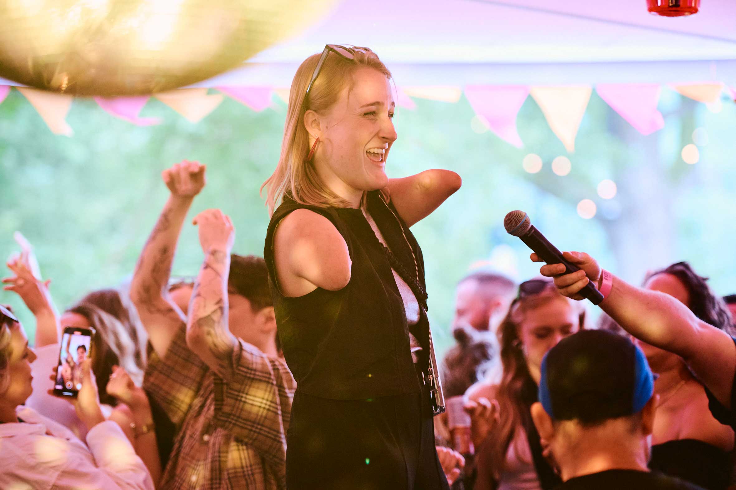 Eva Eikhout in het Sitdown Café|Festivalganger Roos samen met barman Victor