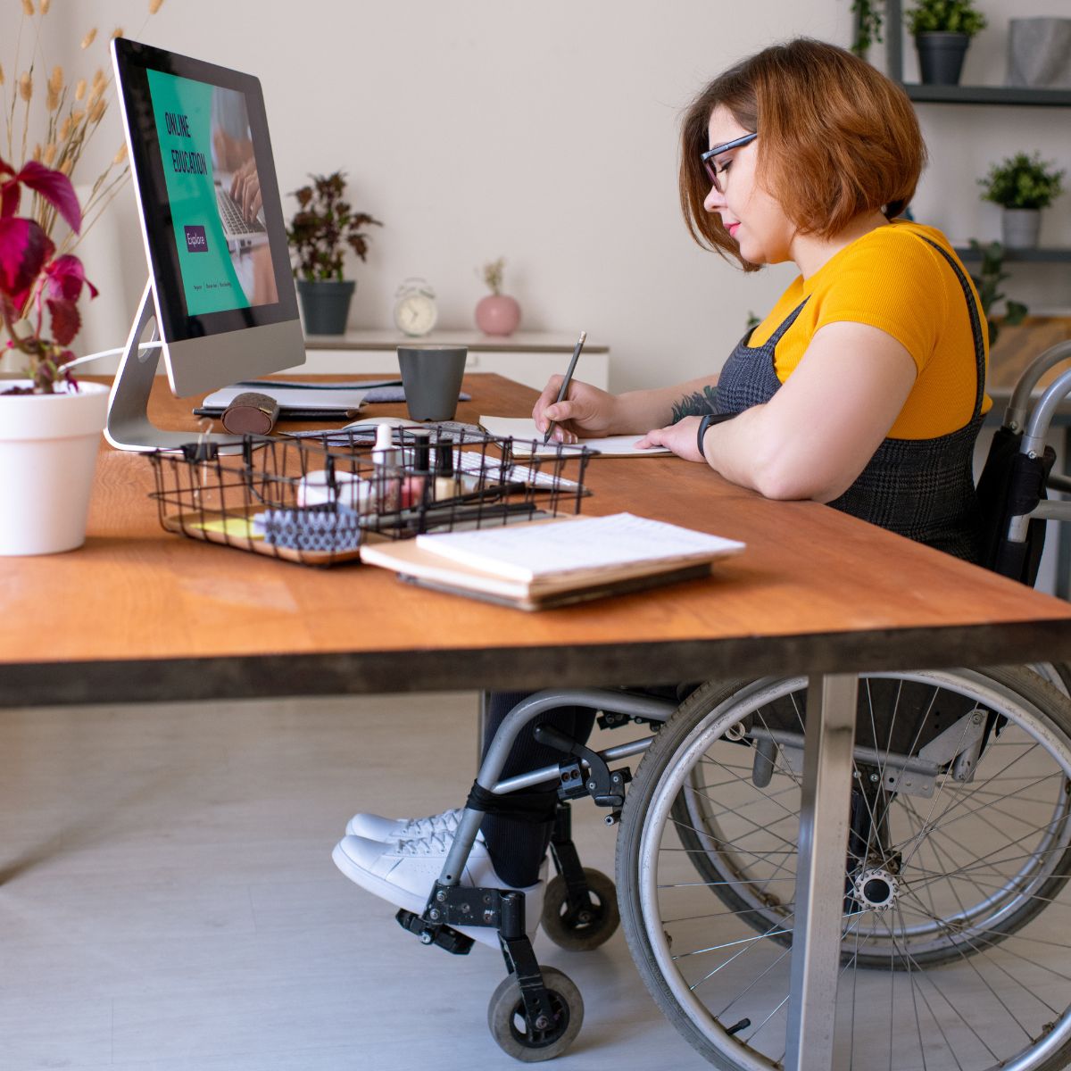 Online marketeer in een rolstoel aan het werk