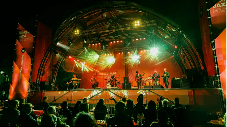 amersfoort world jazz festival|#Onbeperktfeest was aanwezig bij ESNS 2023.|De talkshowtafel bij ESNS|De volle zaal tijdens ESNS|Een volle zaal tijdens de talkshow bij ESNS.