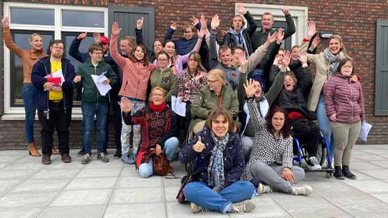Leerlingen van Zorg & Welzijn van een school uit de buurt helpen Elly met collecteren