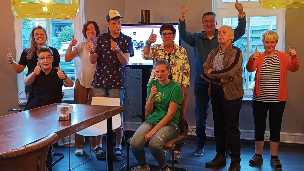 Gerrit met zijn cliënten kijken uit naar de collecte van HandicapNL