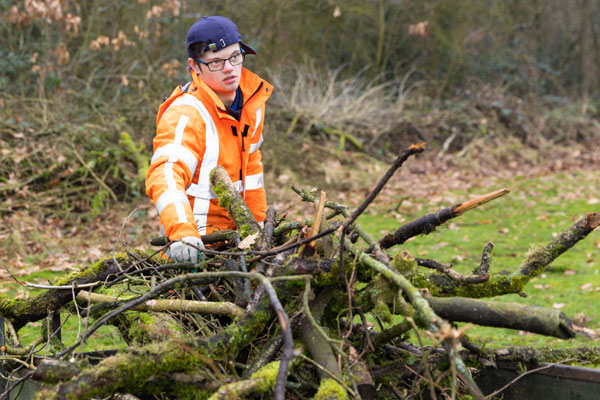 Een jonge student aan het werk in de groenvoorziening