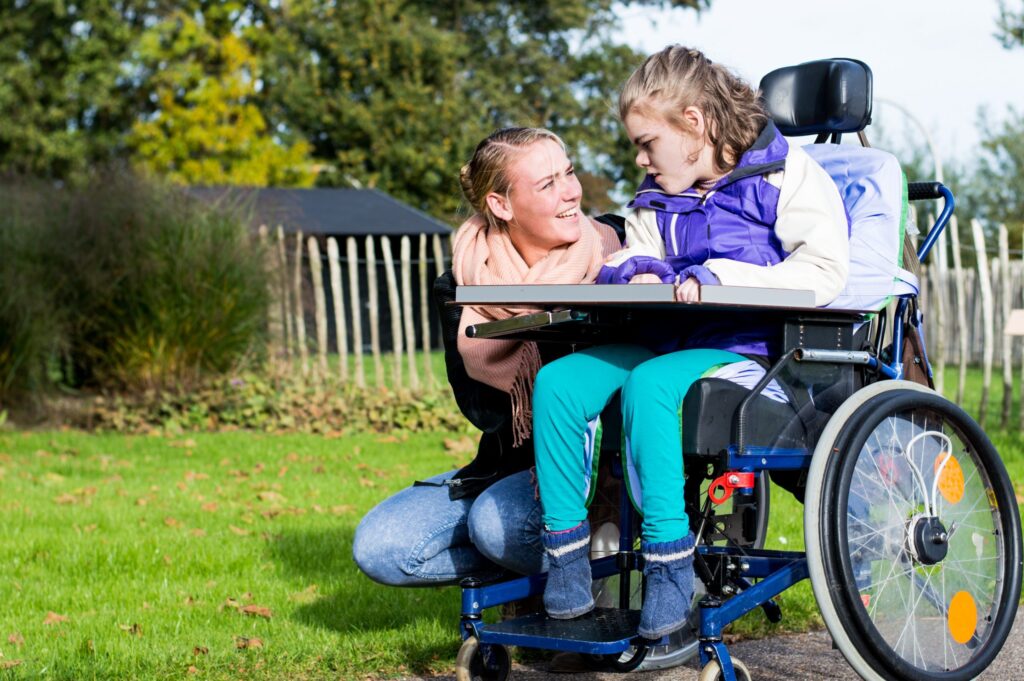 Mantelzorger met kind in rolstoel|Wat is mantelzorg en waar heb je allemaal recht op?