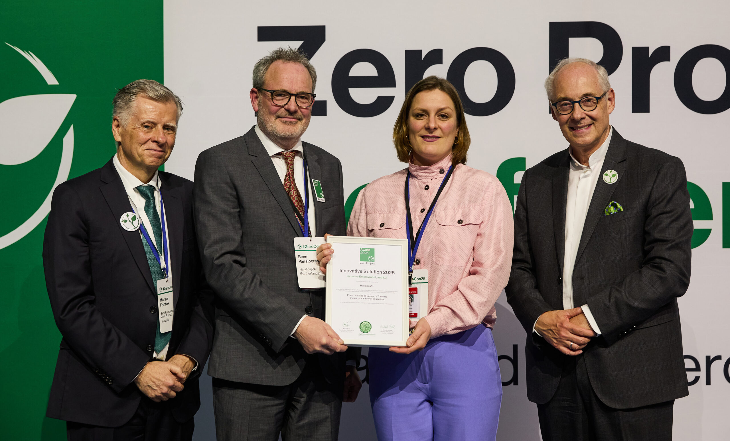 Kim en René, twee medewerkers van HandicapNL, nemen de Zero Project Award in handen