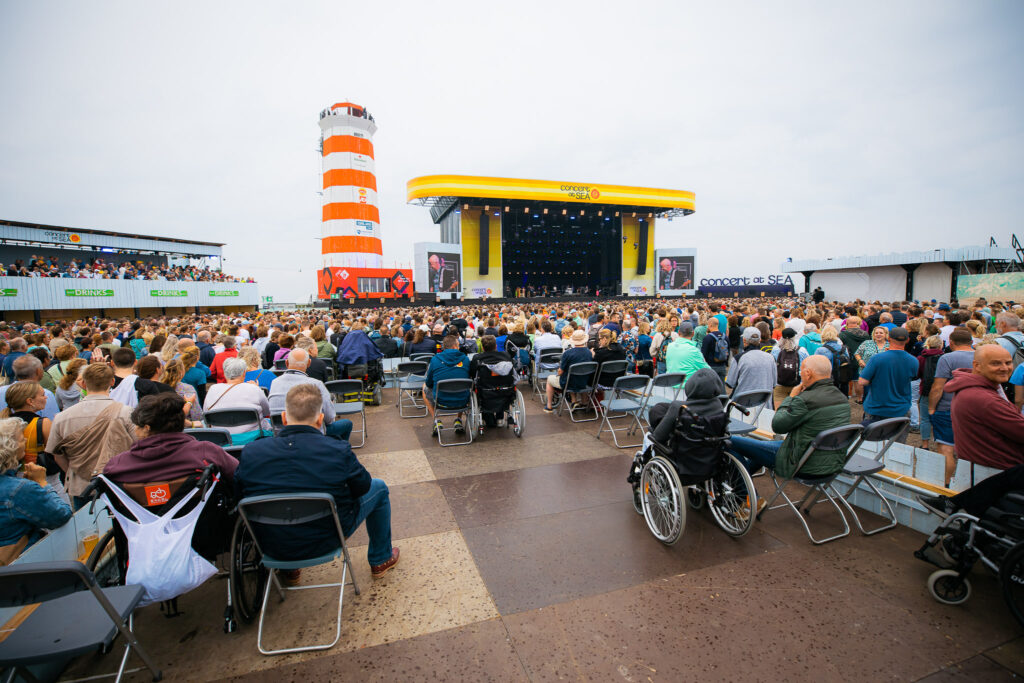 Een beeld vanaf het verhoogde podium, de mainstage van Concert at Sea is te zien