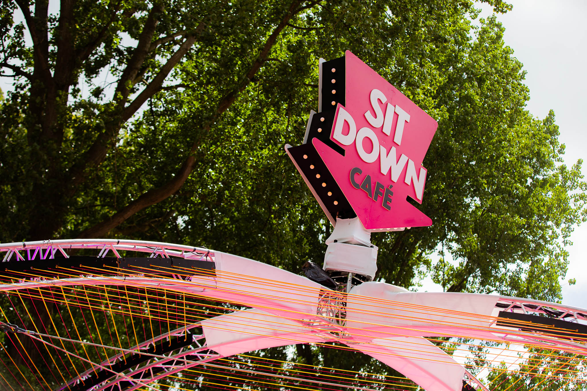 De bovenkant van het Sitdown Café, waarbij met een pijl aangegeven wordt dat je daar moet zijn